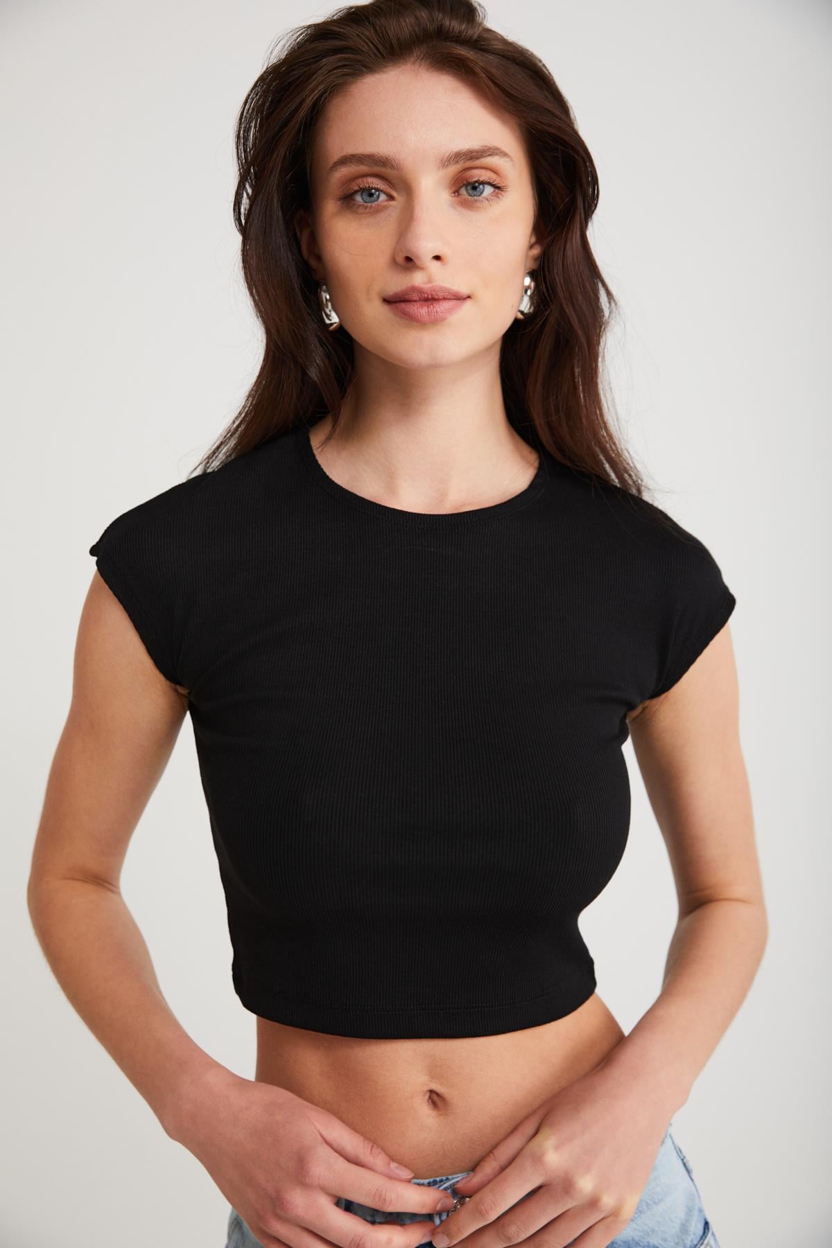AYRA Kadın Fitilli Görünümlü Slim Fit Vücuda Oturan Bisiklet Yaka Kısa Kollu Crop Siyah Büstiyer