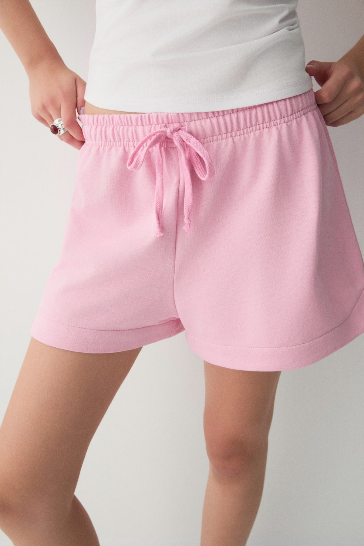 BUOL Kadın Lastikli Ve Bağcıklı Yüksek Bel Pamuklu Mini Pembe Şort