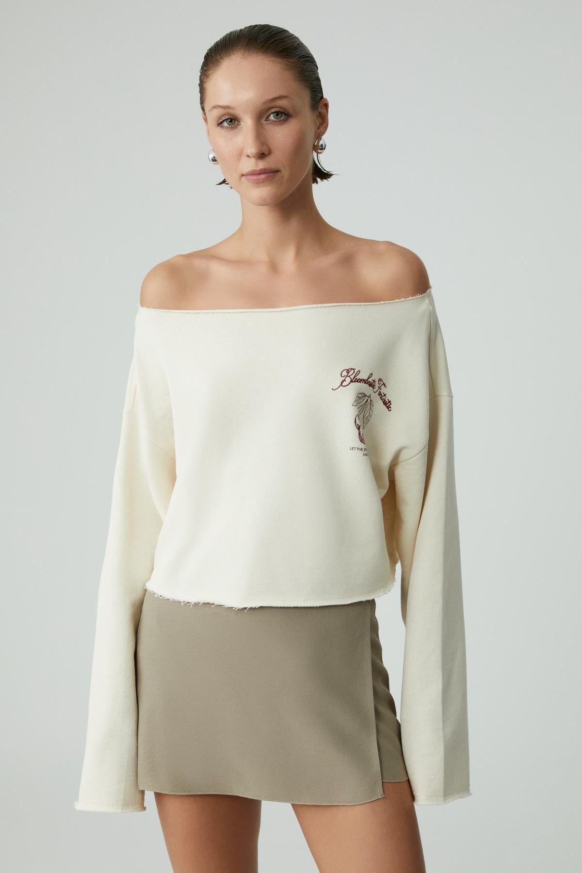 CARIBOU Kadın Asimetrik Yakalı Şardonsuz Tek Omzu Açık Baskılı Ekru Sweatshirt