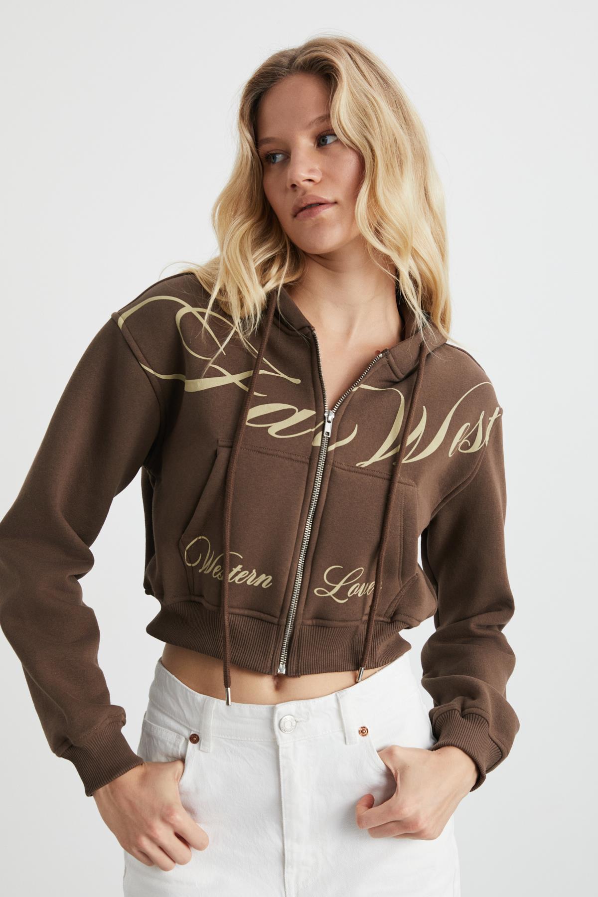 DIANETTA Kadın Crop Şardonlu Organik Pamuk Baskı Detaylı Kapüşonlu Fermuarlı Kahverengi Sweatshirt