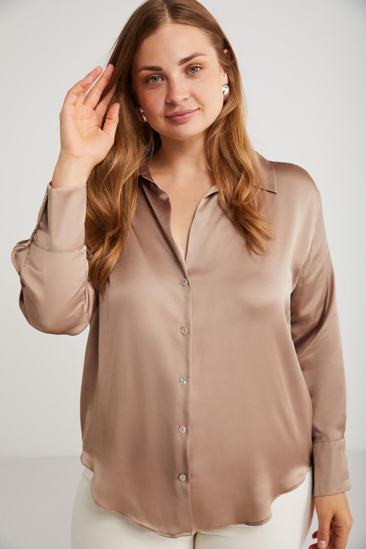 EILEEN Kadın Saten Görünümlü Gömlek Yaka Oversize Fit Dokuma Bej Büyük Beden Gömlek