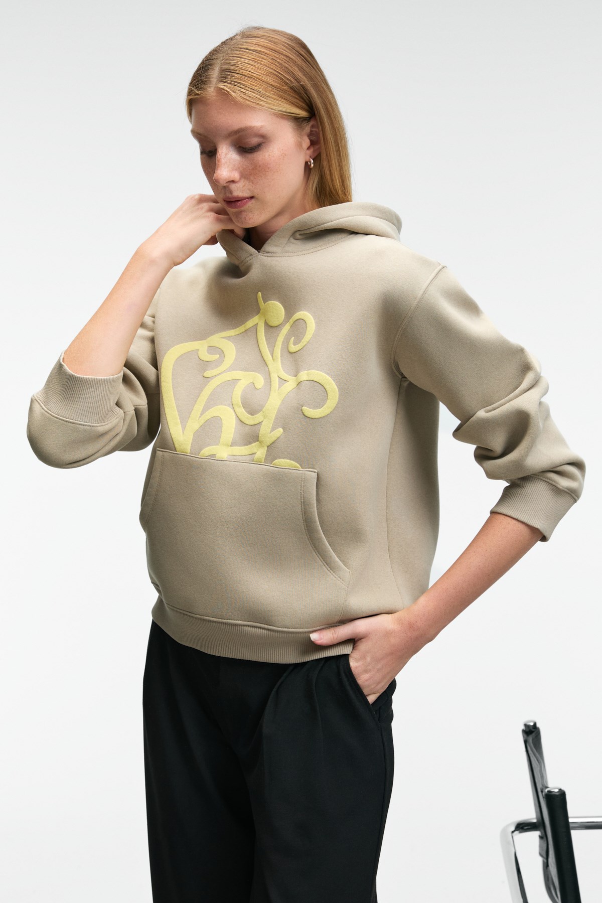 LIORAEN Kadın Baskılı Relaxed Kanguru Cepli Kapüşonlu Taş Rengi Sweatshirt