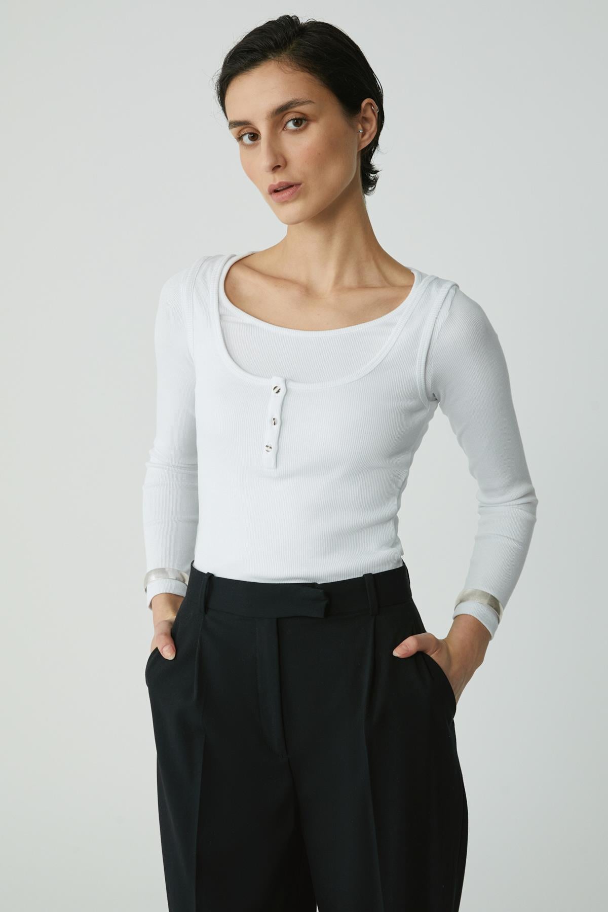 LITZY Kadın Slim Fit Dar Kalıp Düğme Detaylı Kalın Askılı Oyuk Yaka Beyaz Atlet