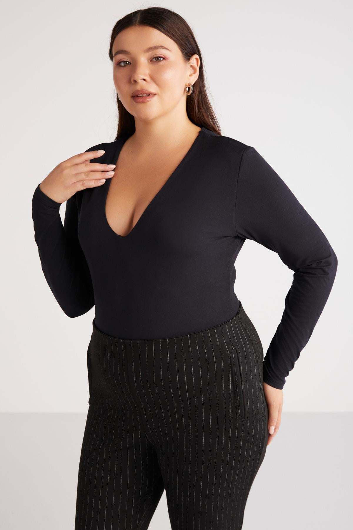 Marjabb Kadın Slim Fit Dar Kesim Vücudu Tamamen Saran Çıtçıtlı V Yakalı Siyah Büyük Beden Bluz