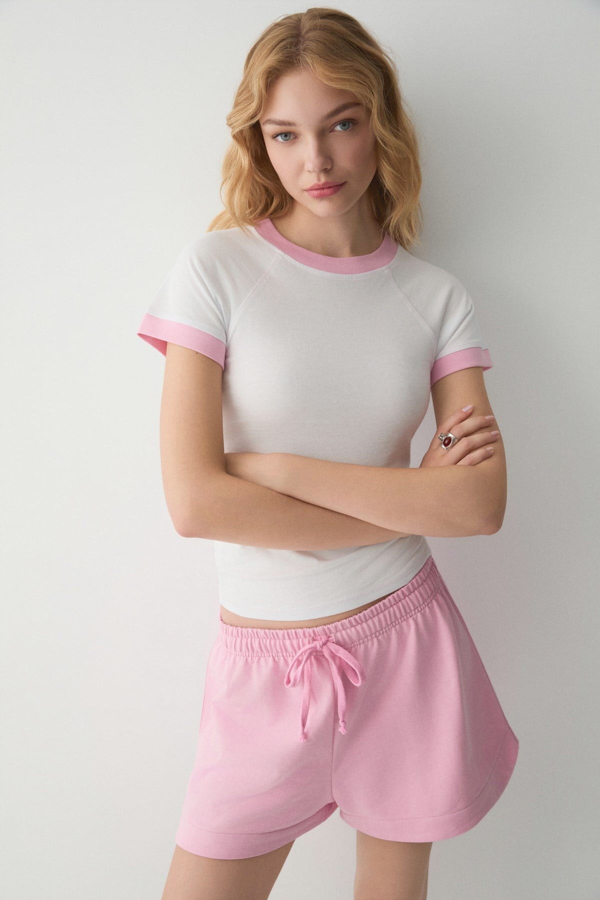 OLYA Kadın Yuvarlak Yakalı Kontrast Yaka Ve Kol Uçlu Beyaz - Pembe T-Shirt