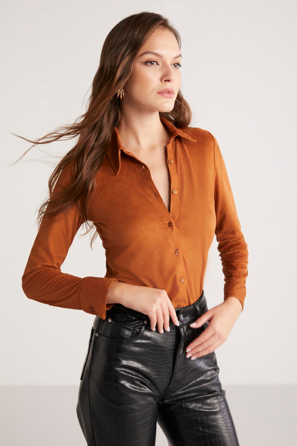 PEYTON Kadın Slim Fit Dar Kesim Suni Süet Klasik Örme Taba Gömlek