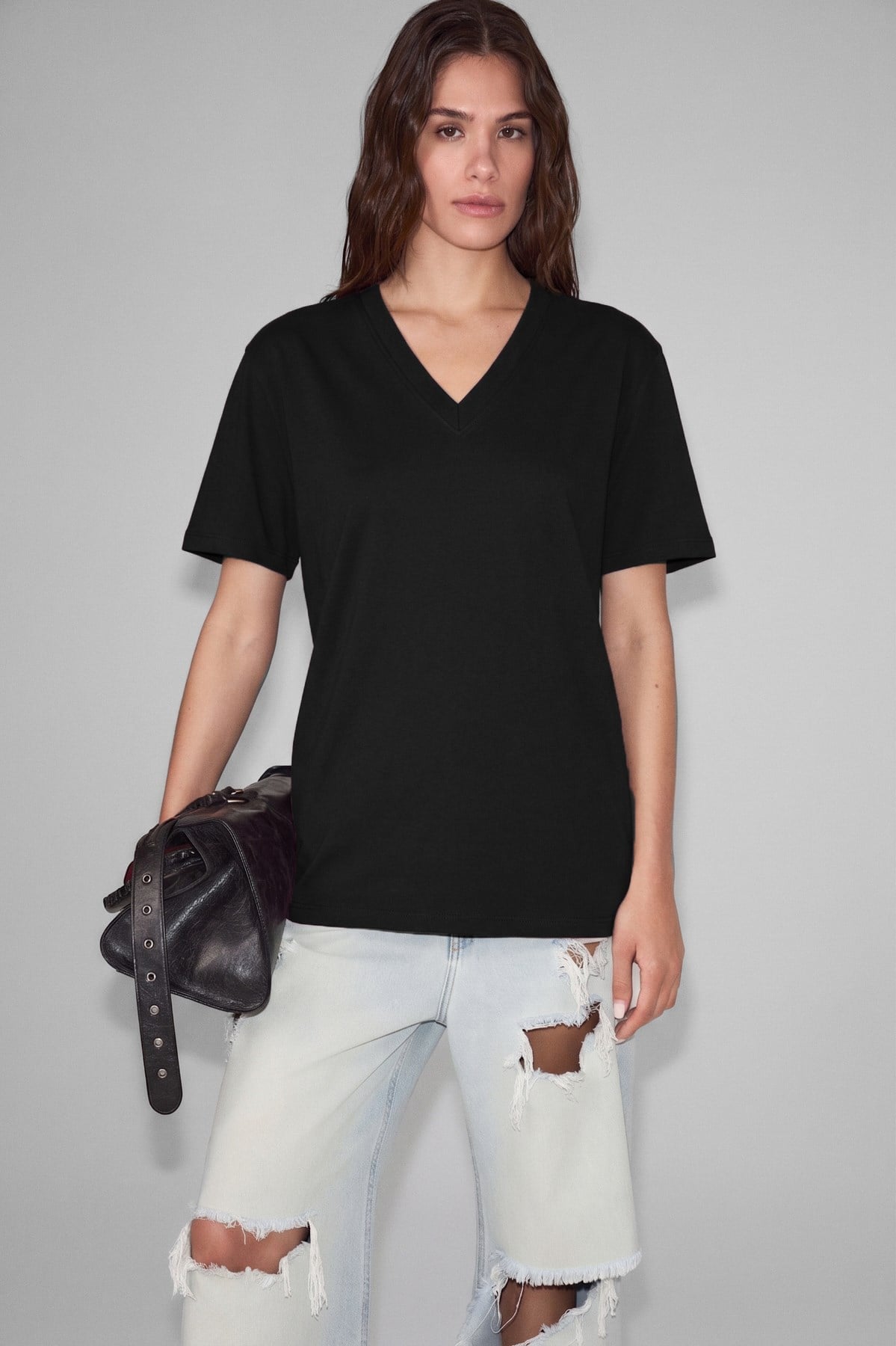 SHEANE Kadın %100 Organik Pamuk Derin V Yakalı Comfort Fit Siyah T-Shirt