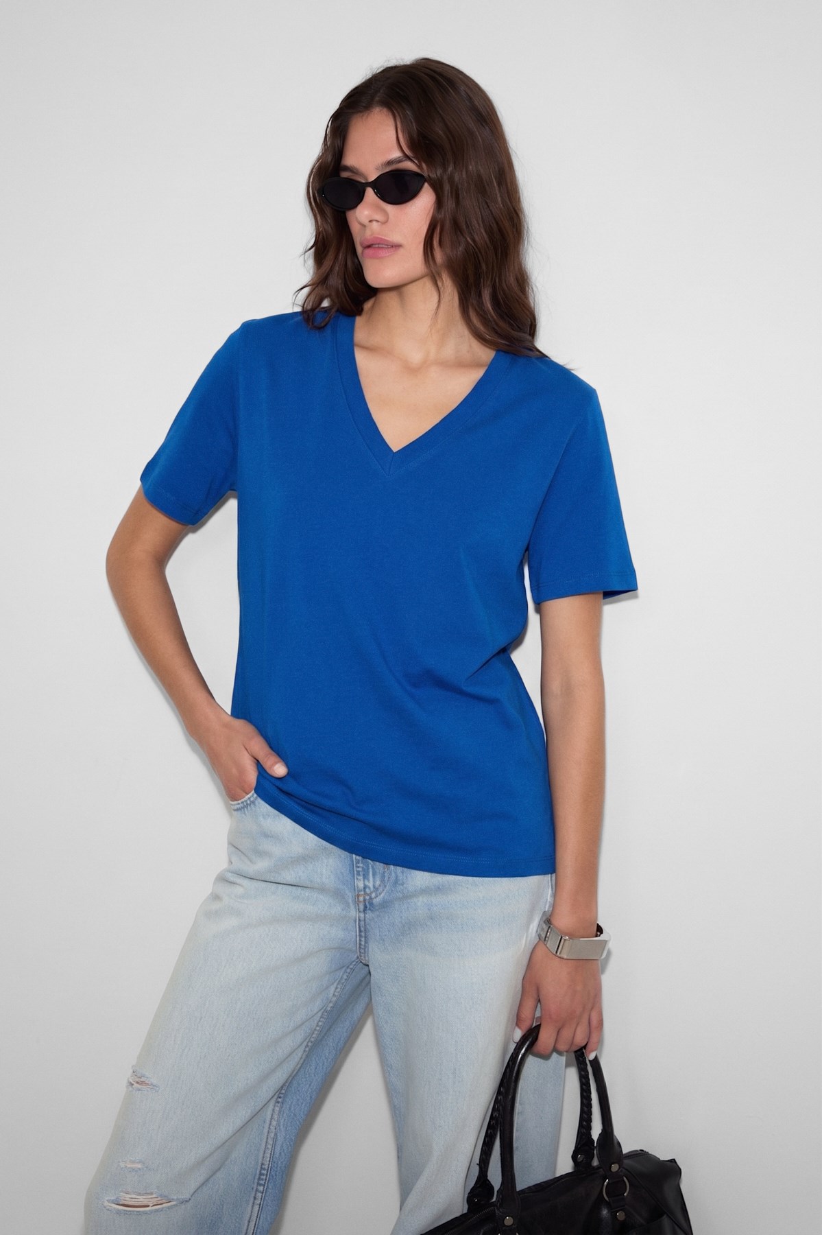 SHEANE Kadın %100 Organik Pamuk Derin V Yakalı Comfort Fit Parlament Mavi T-Shirt