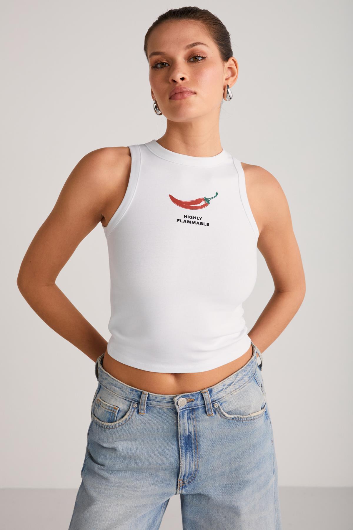 SPICE Kadın Bisiklet Yaka Kalın Askılı Baskı Detaylı Crop Organik Pamuklu Örme Kumaş Beyaz T-Shirt