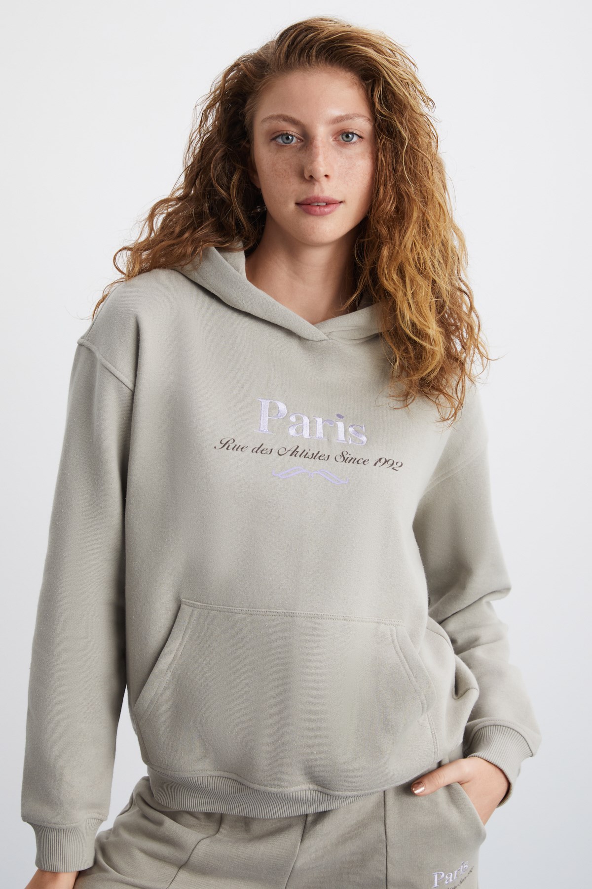 TAINA Kadın Nakış Detaylı Organik Pamuk Şehir Temalı Regular Kapüşonlu Bej Sweatshirt
