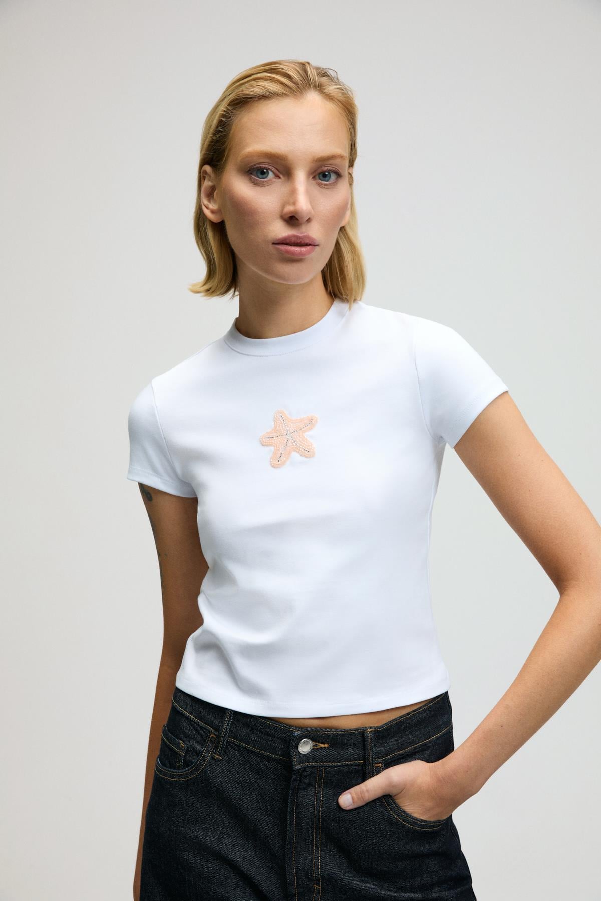 ZEFIRA Kadın Bisiklet Yaka Kısa Kollu Önü Boncuk İşleme Detaylı Slim Beyaz - Desenli T-Shirt