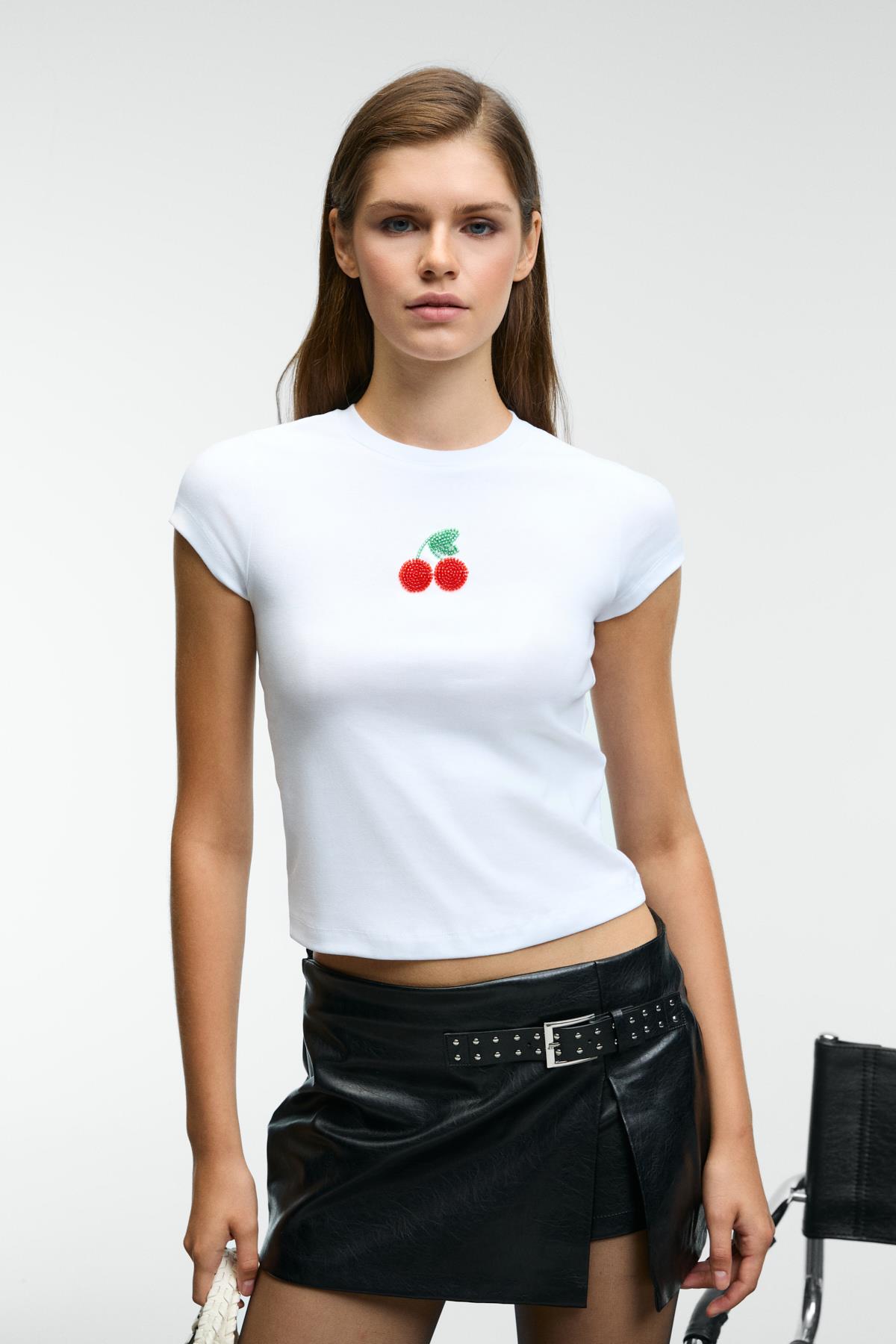 ZEFIRA Kadın Bisiklet Yaka Kısa Kollu Önü Boncuk İşleme Detaylı Slim Beyaz T-Shirt