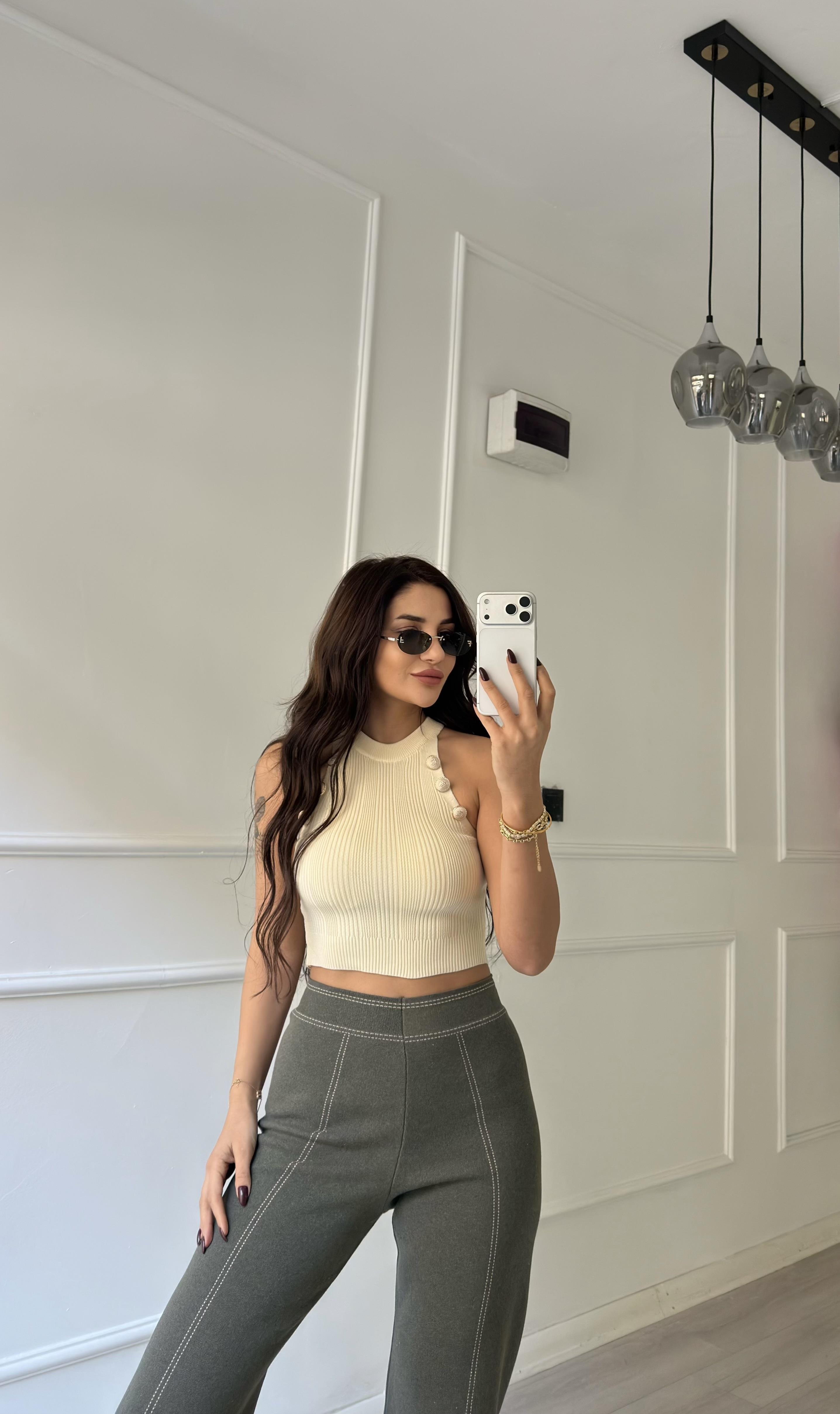 Bej Düğme Detaylı Halter Yaka Triko bluz