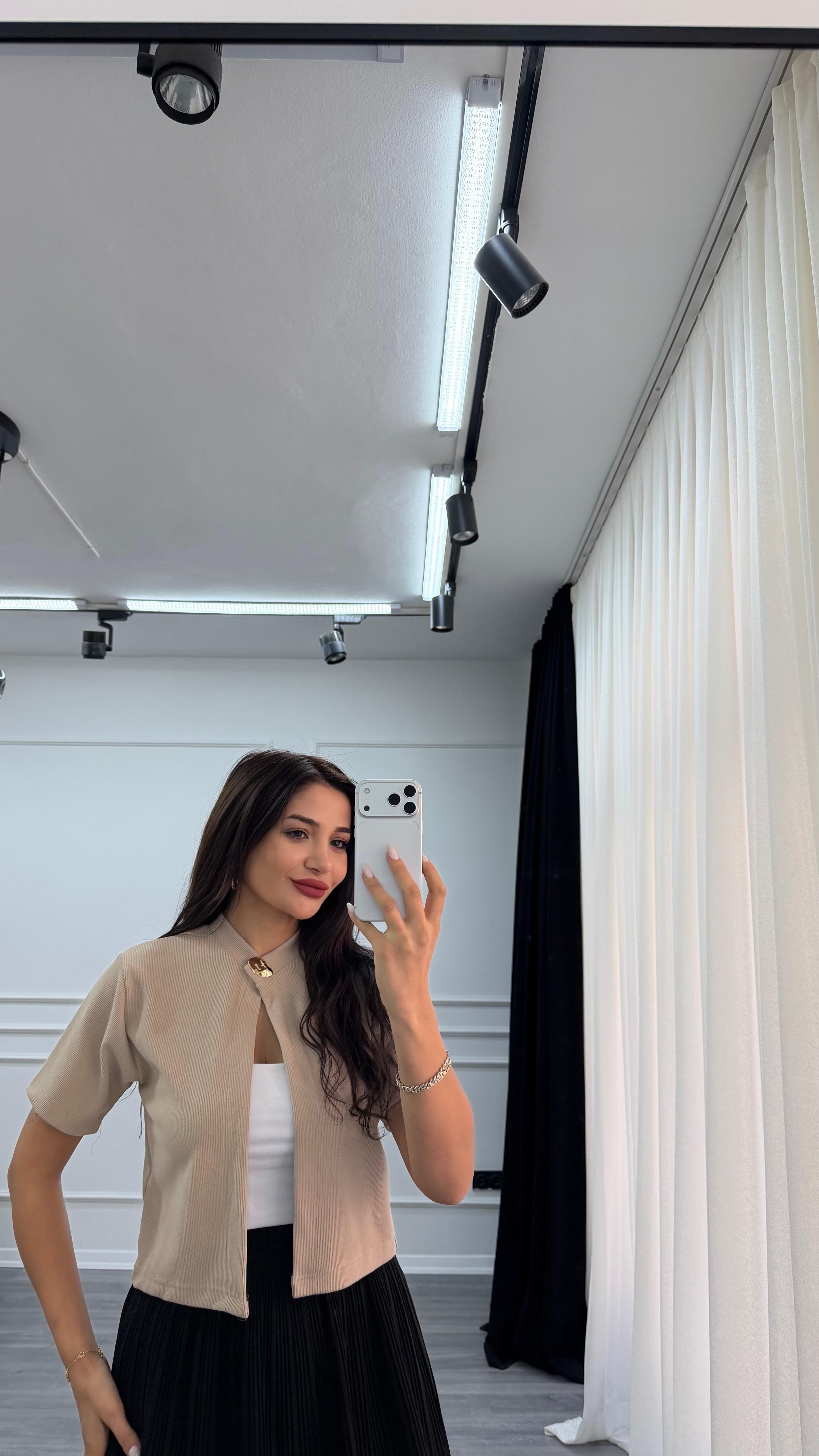Bej Önden Düğme Detaylı Örme Bluz