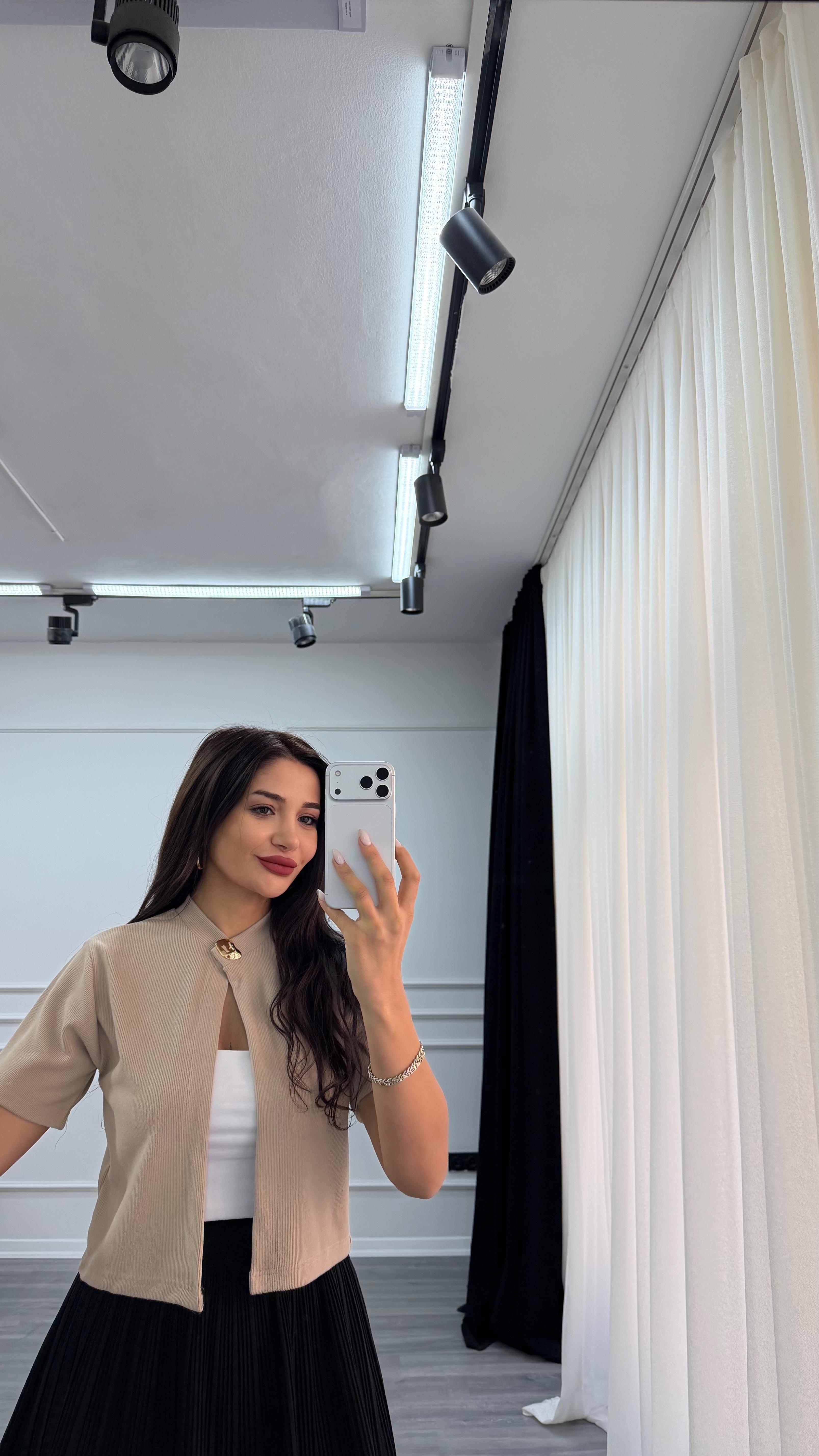 Bej Önden Düğme Detaylı Örme Bluz