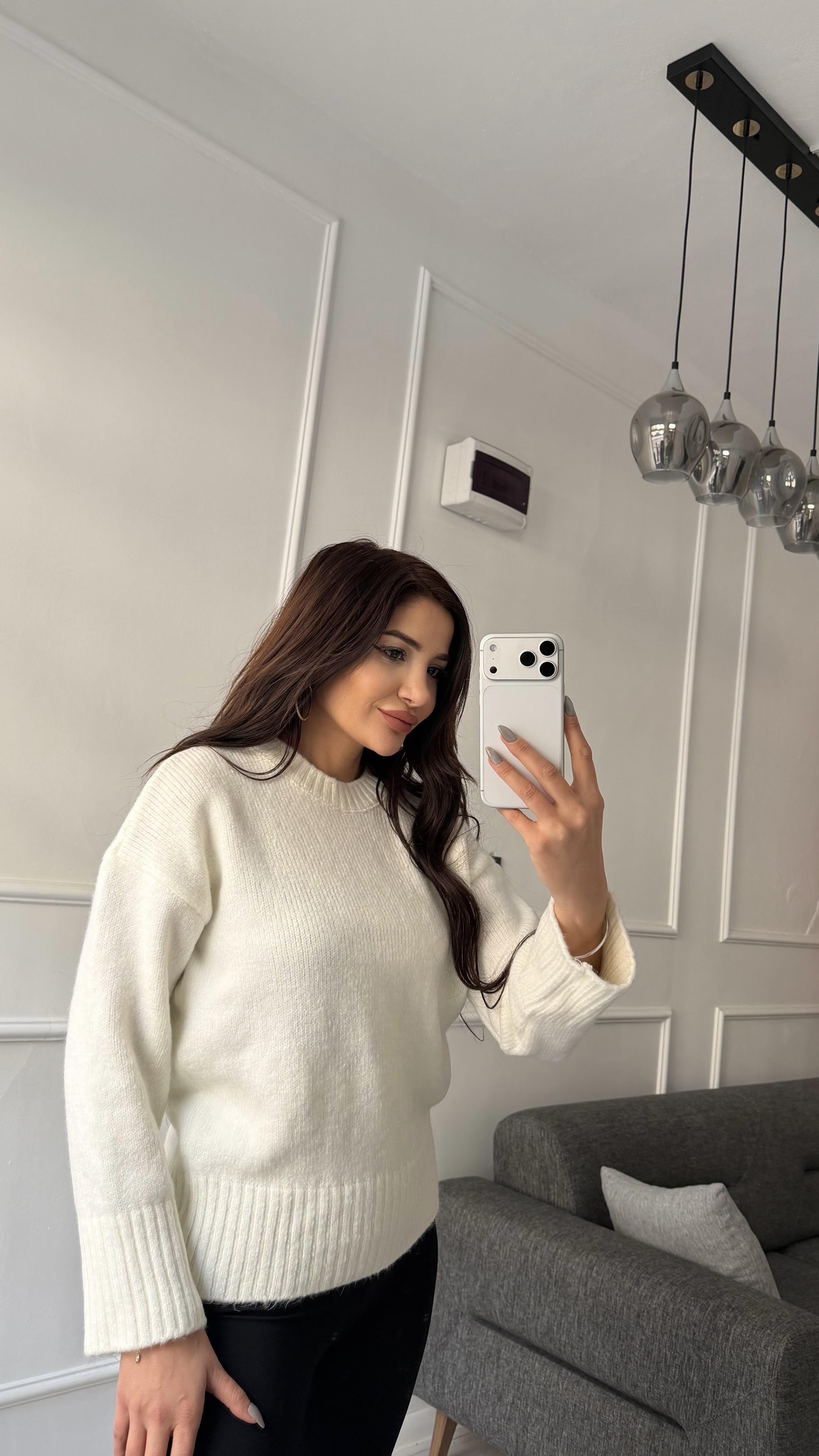 Beyaz Dik Yaka Yumuşak Dokulu Kazak