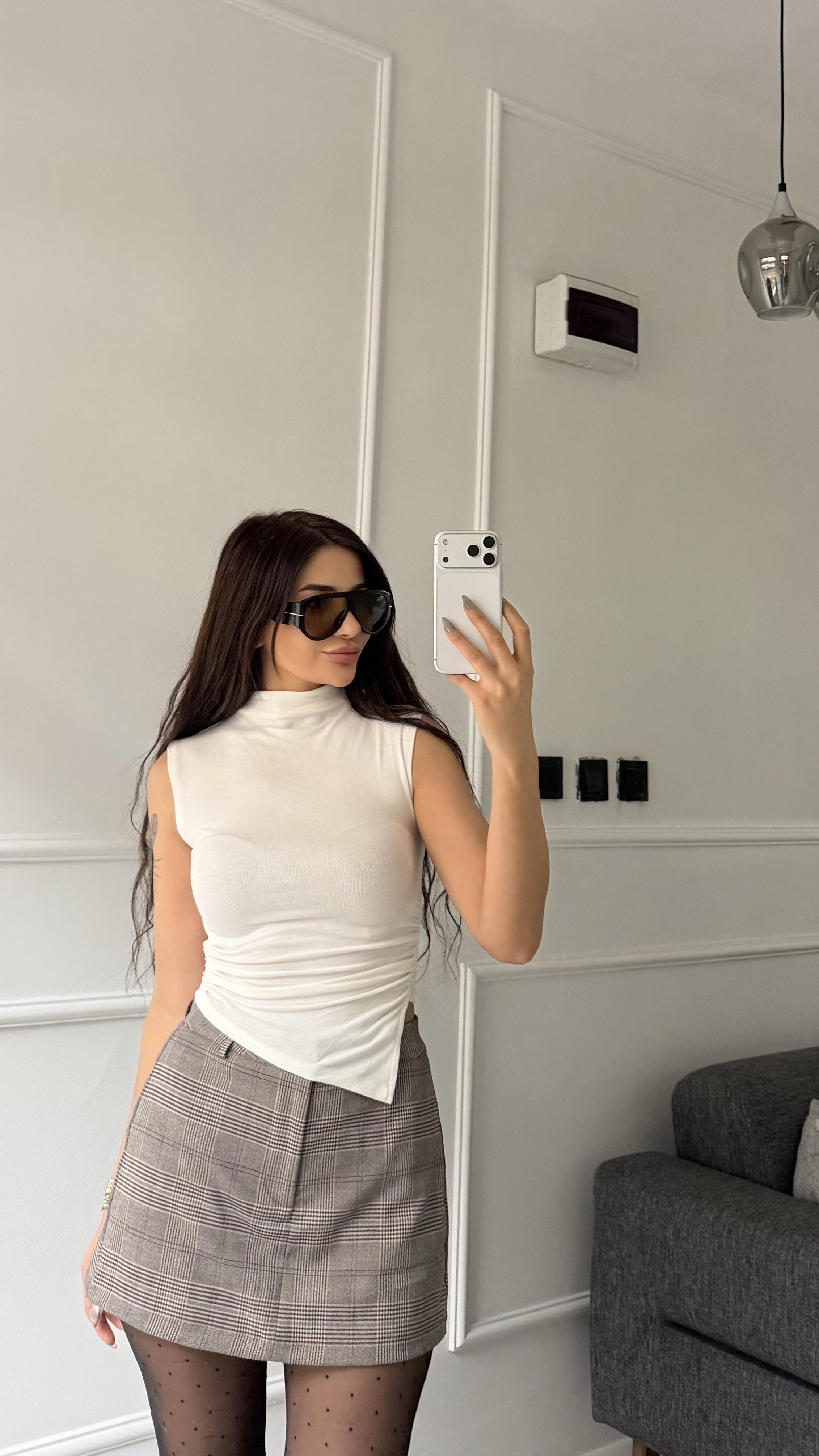 Beyaz Modal Kumaş Kolsuz Yanları Büzgülü Bluz