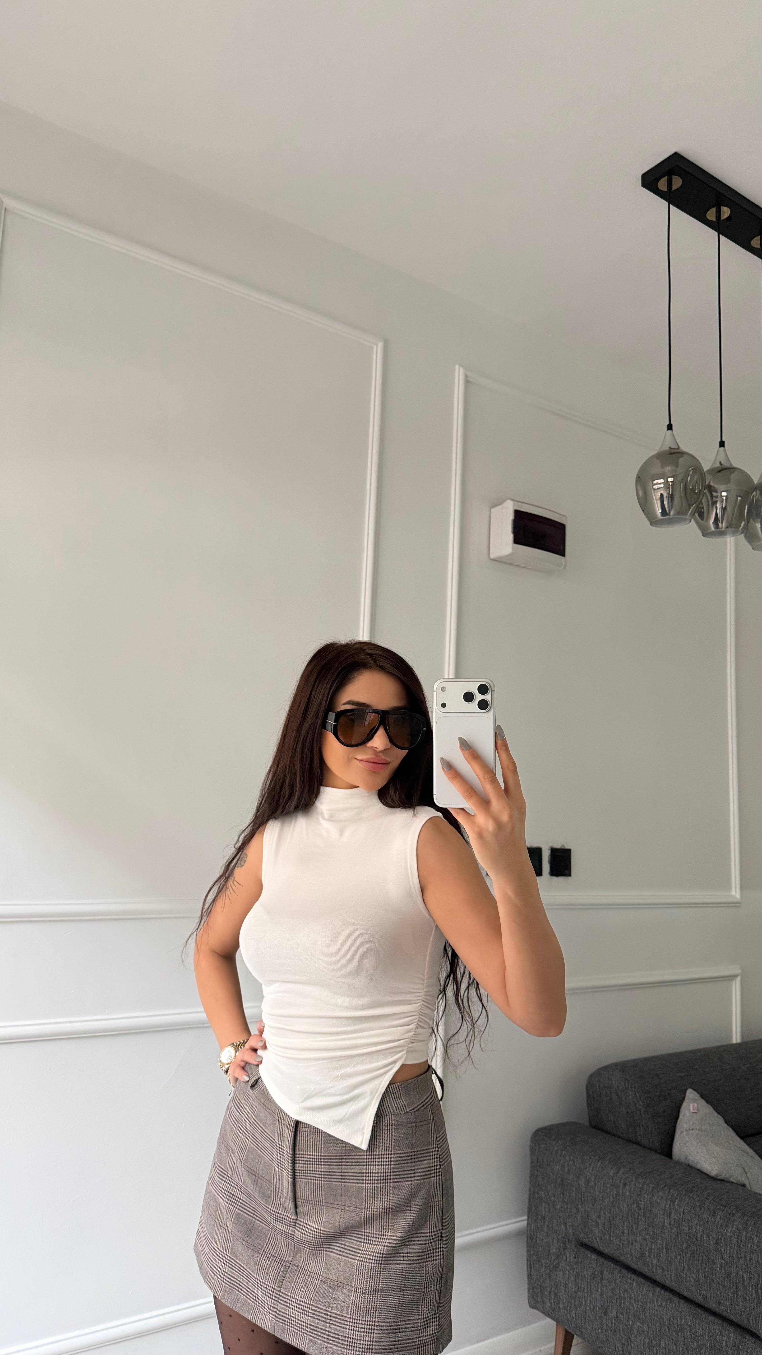 Beyaz Modal Kumaş Kolsuz Yanları Büzgülü Bluz