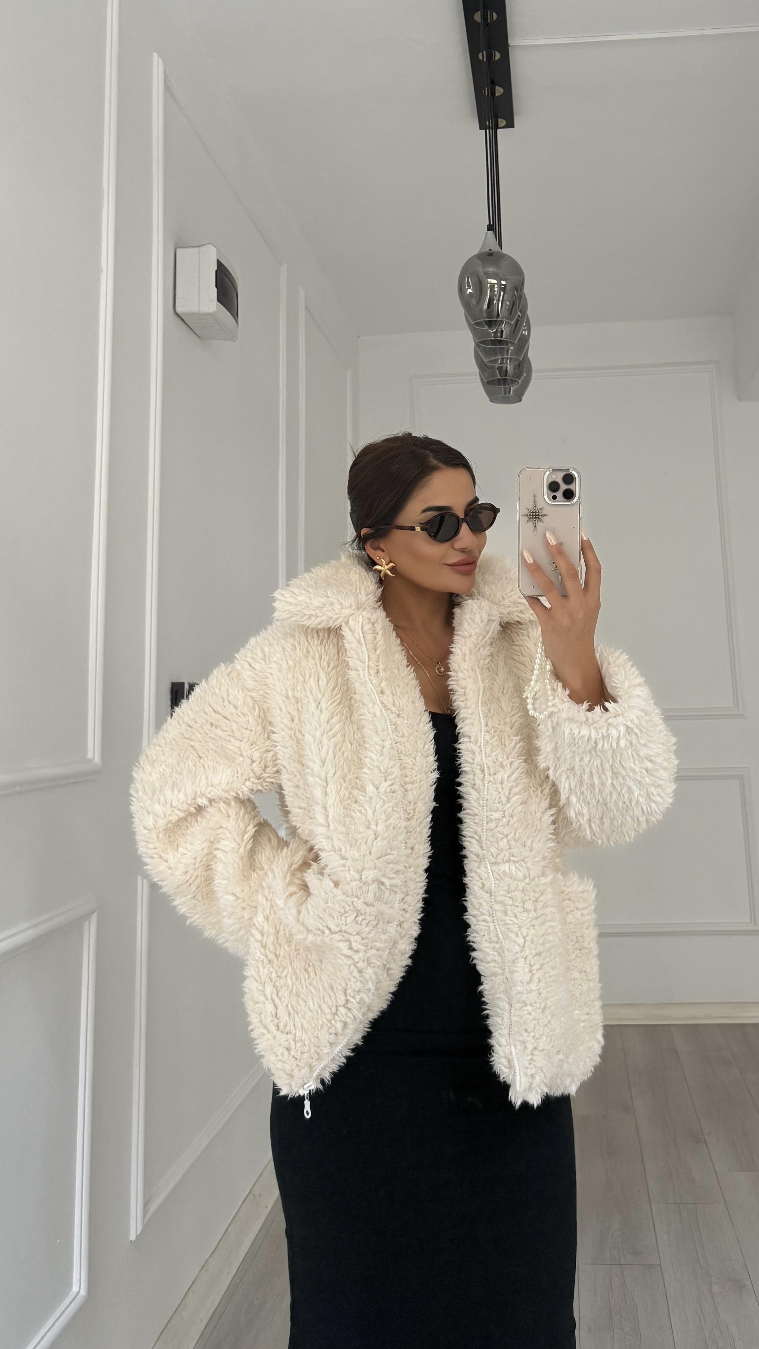 Beyaz Peluş Fermuarlı Çift Cepli Kürk