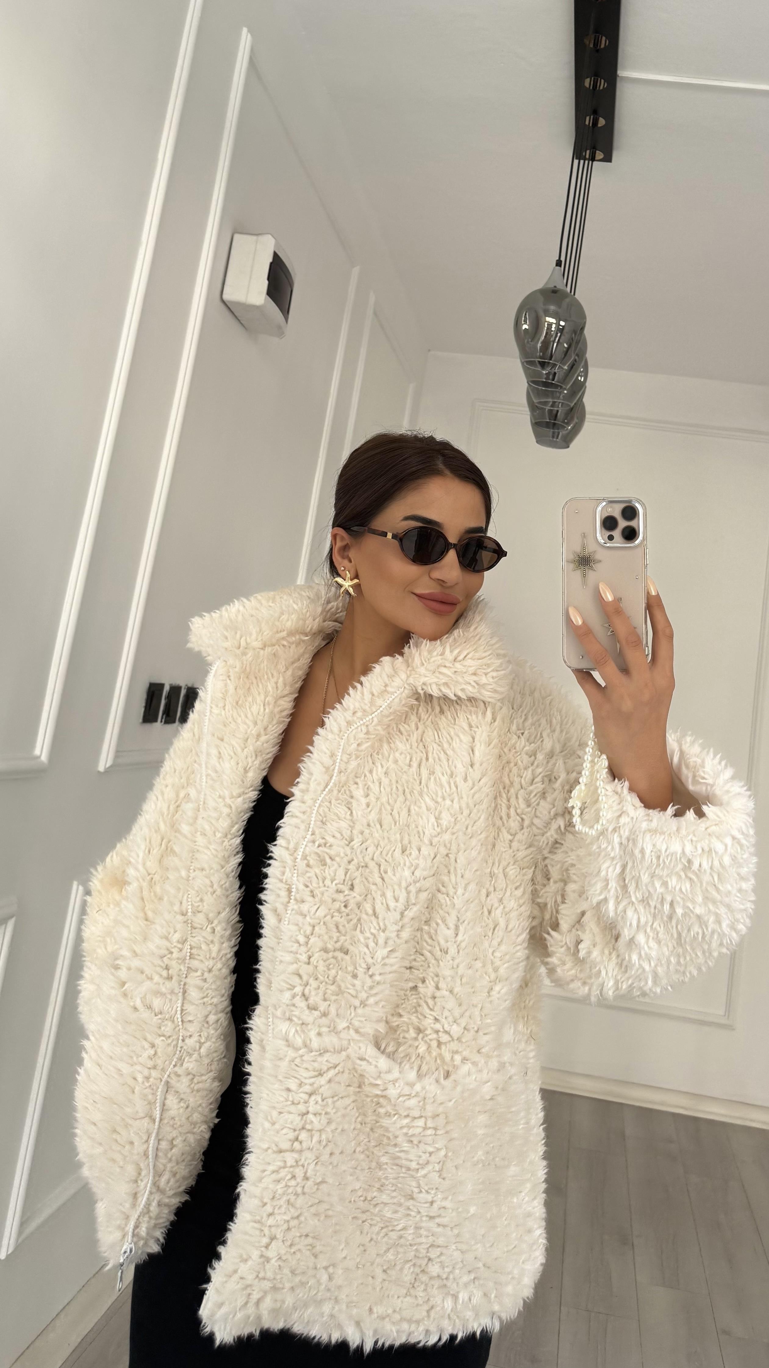 Beyaz Peluş Fermuarlı Çift Cepli Kürk