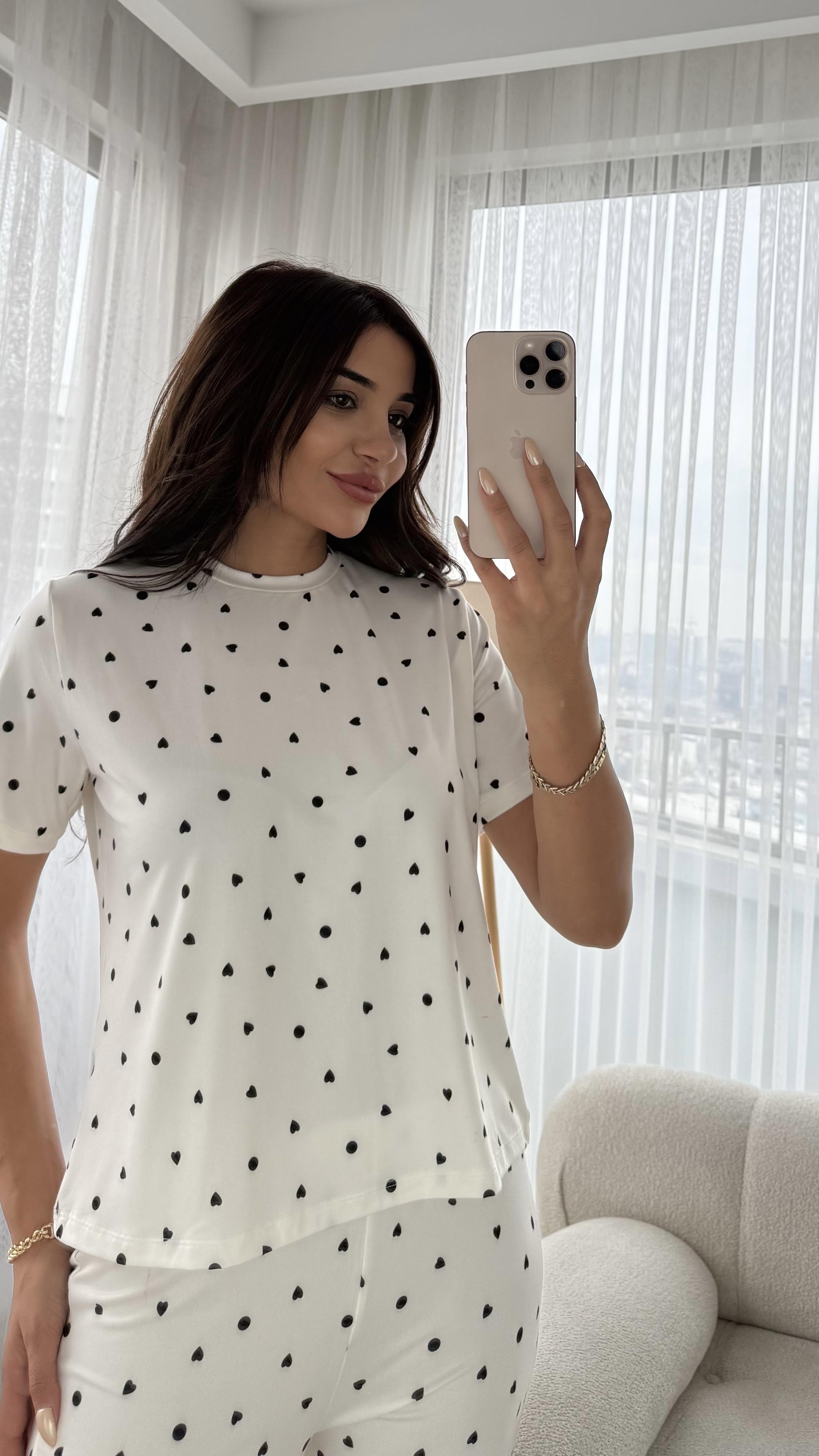 Beyaz Premium Kalite Kısa Kollu Siyah Kalp Desenli Pijama Takımı