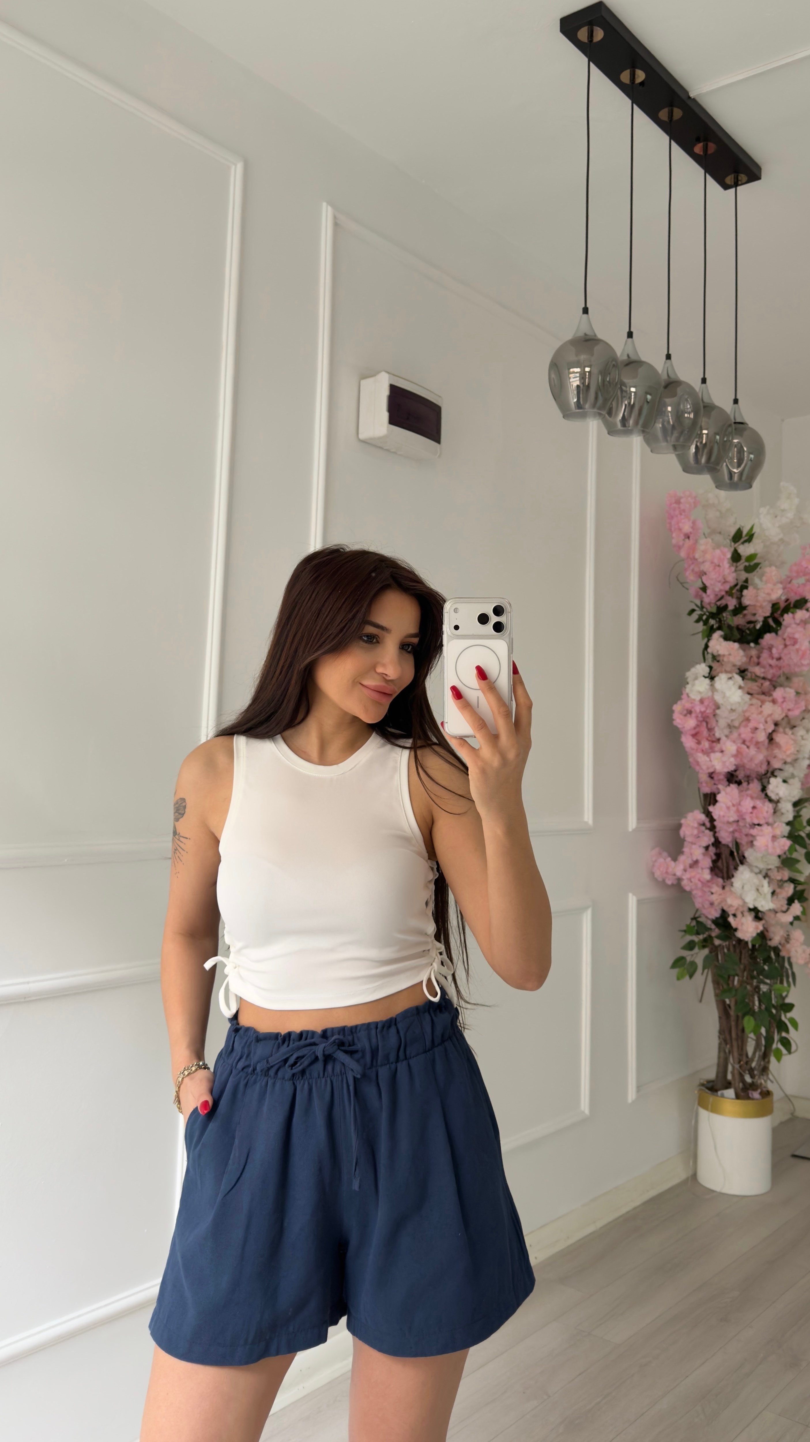 Beyaz Yandan Bağcıklı Bluz