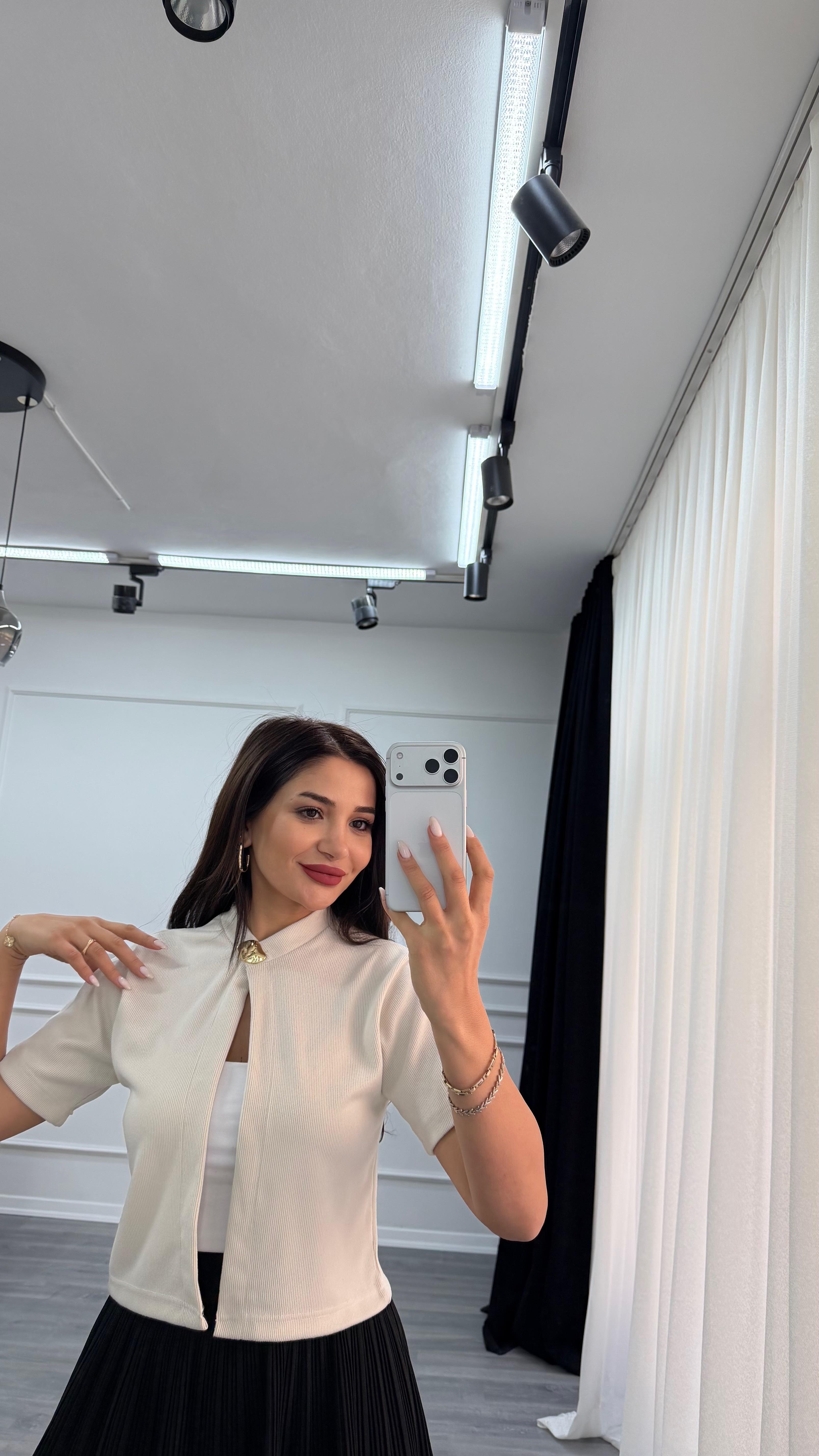 Kırık Beyaz Önden Düğme Detaylı Örme Bluz