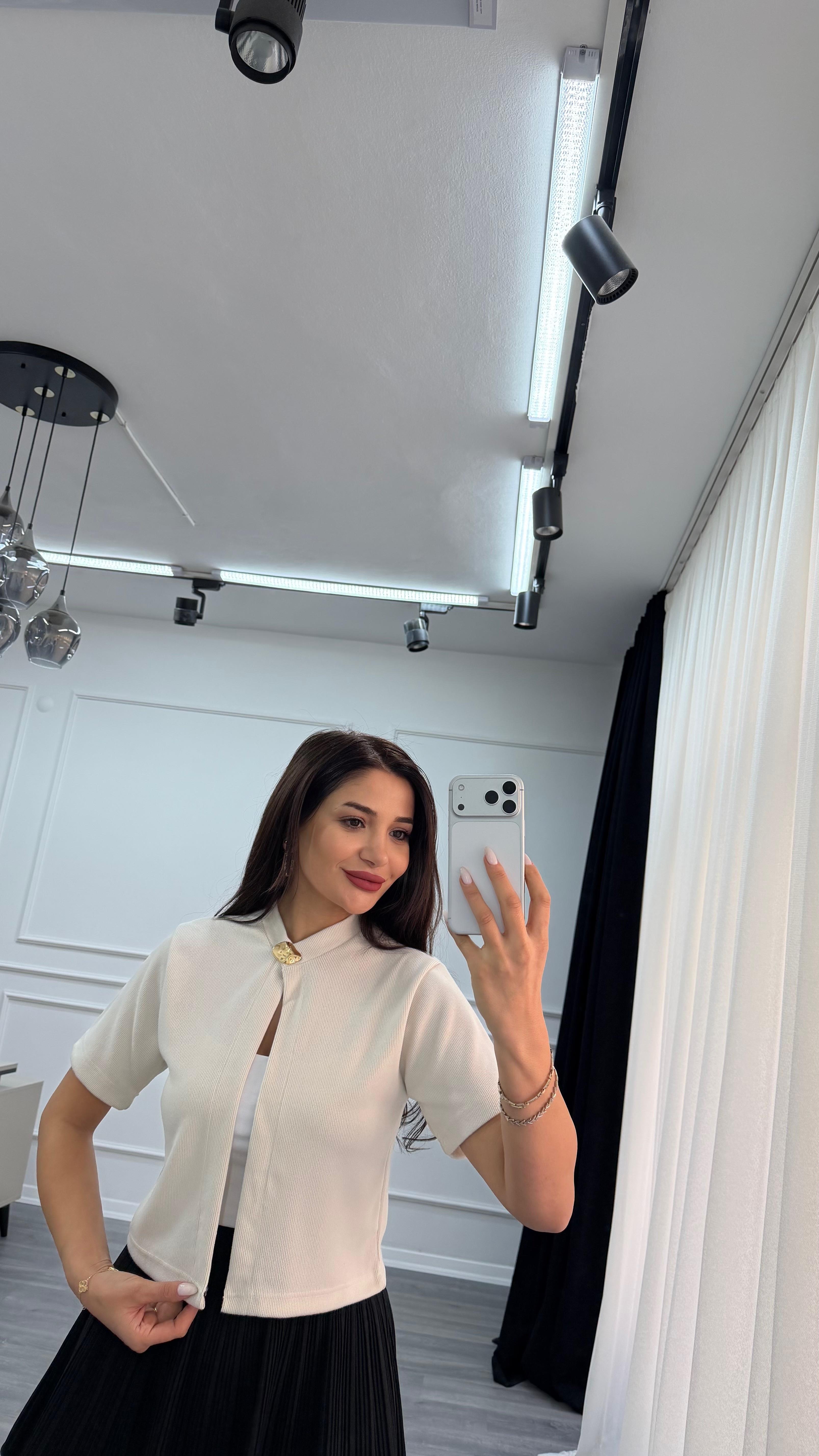 Kırık Beyaz Önden Düğme Detaylı Örme Bluz