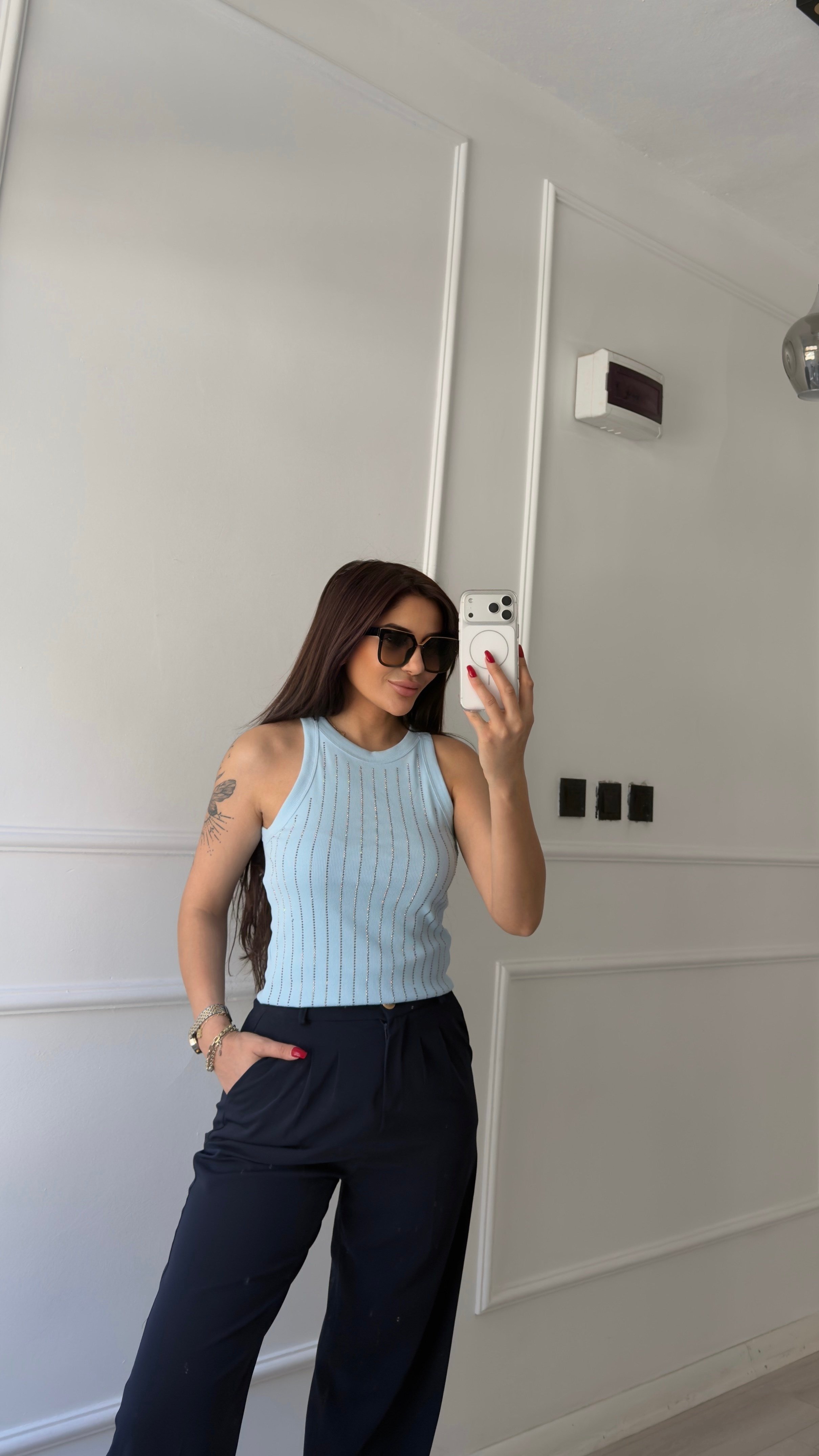 Mavi Taş Detaylı Sıfır Kol Bluz