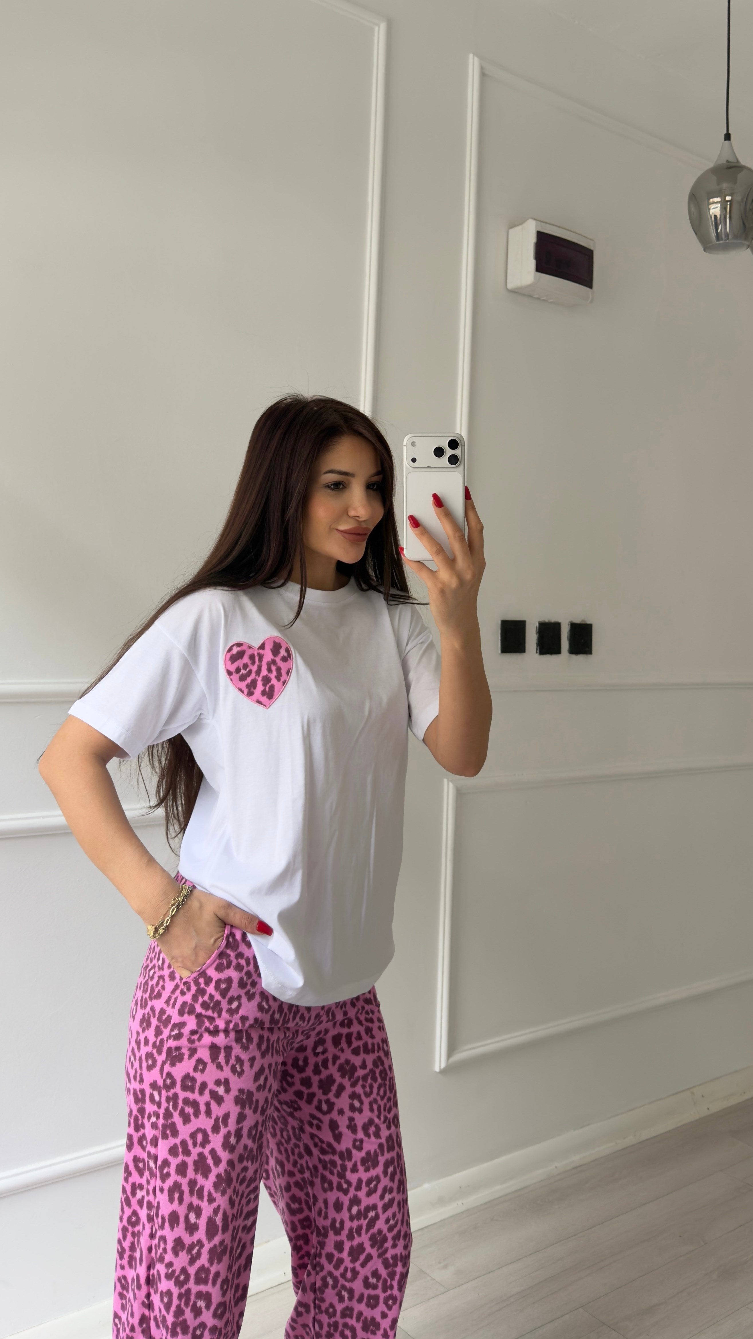Pembe Leopar Desenli Pantolon Ve Kalpli Tişört Takım