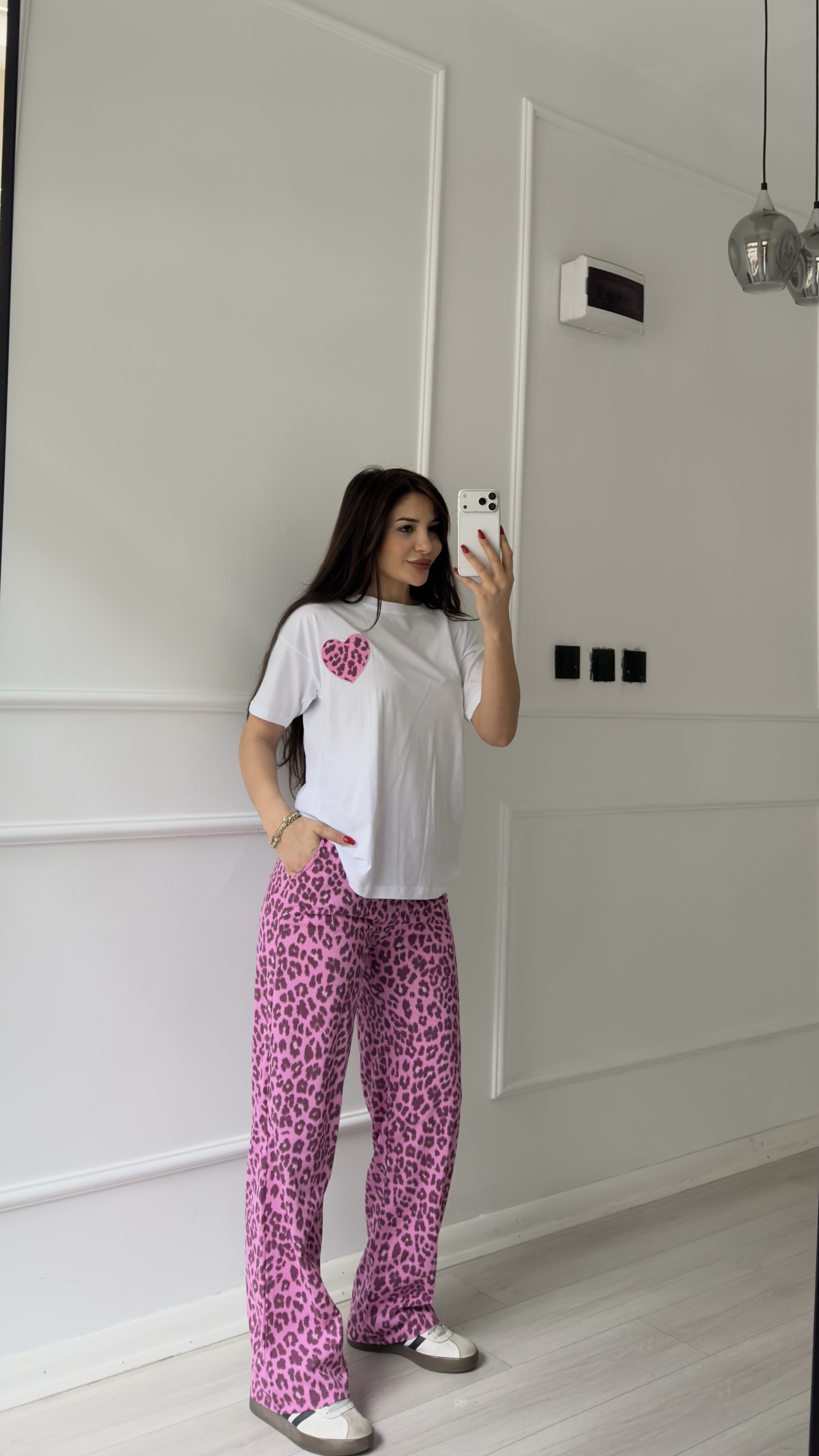 Pembe Leopar Desenli Pantolon Ve Kalpli Tişört Takım