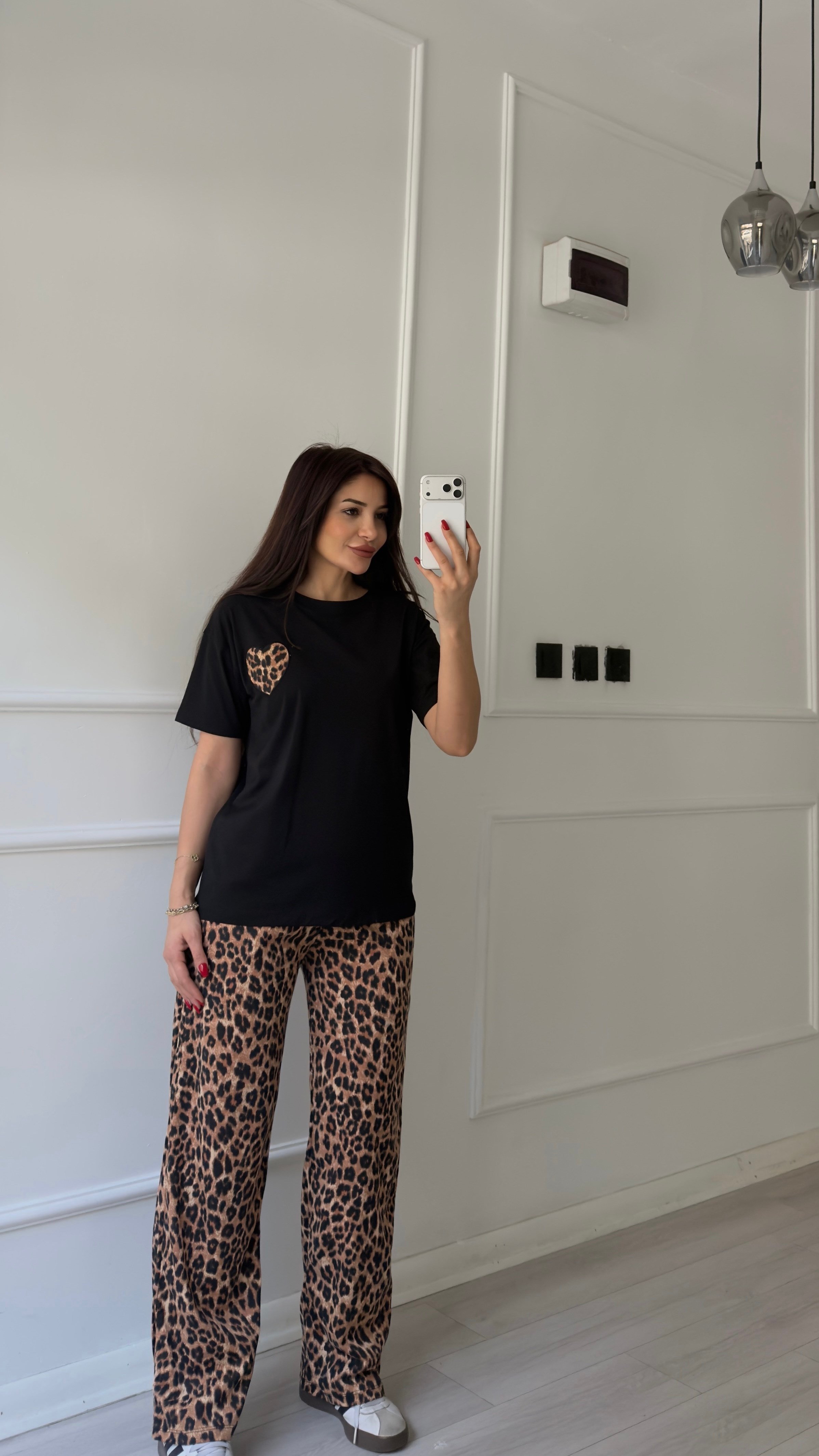 Siyah Leopar Desenli Pantolon Ve Kalpli Tişört Takım