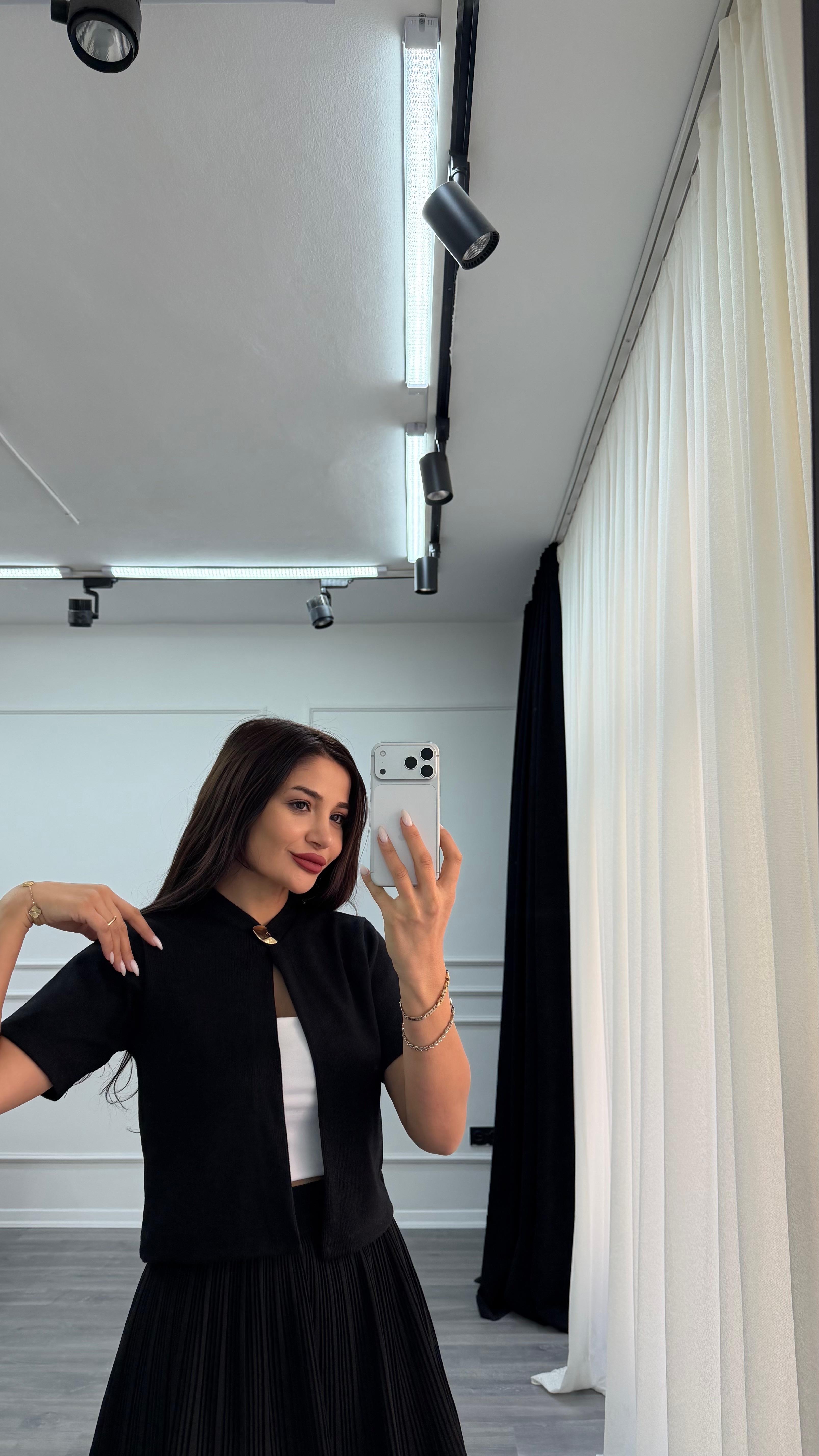 Siyah Önden Düğme Detaylı Örme Bluz