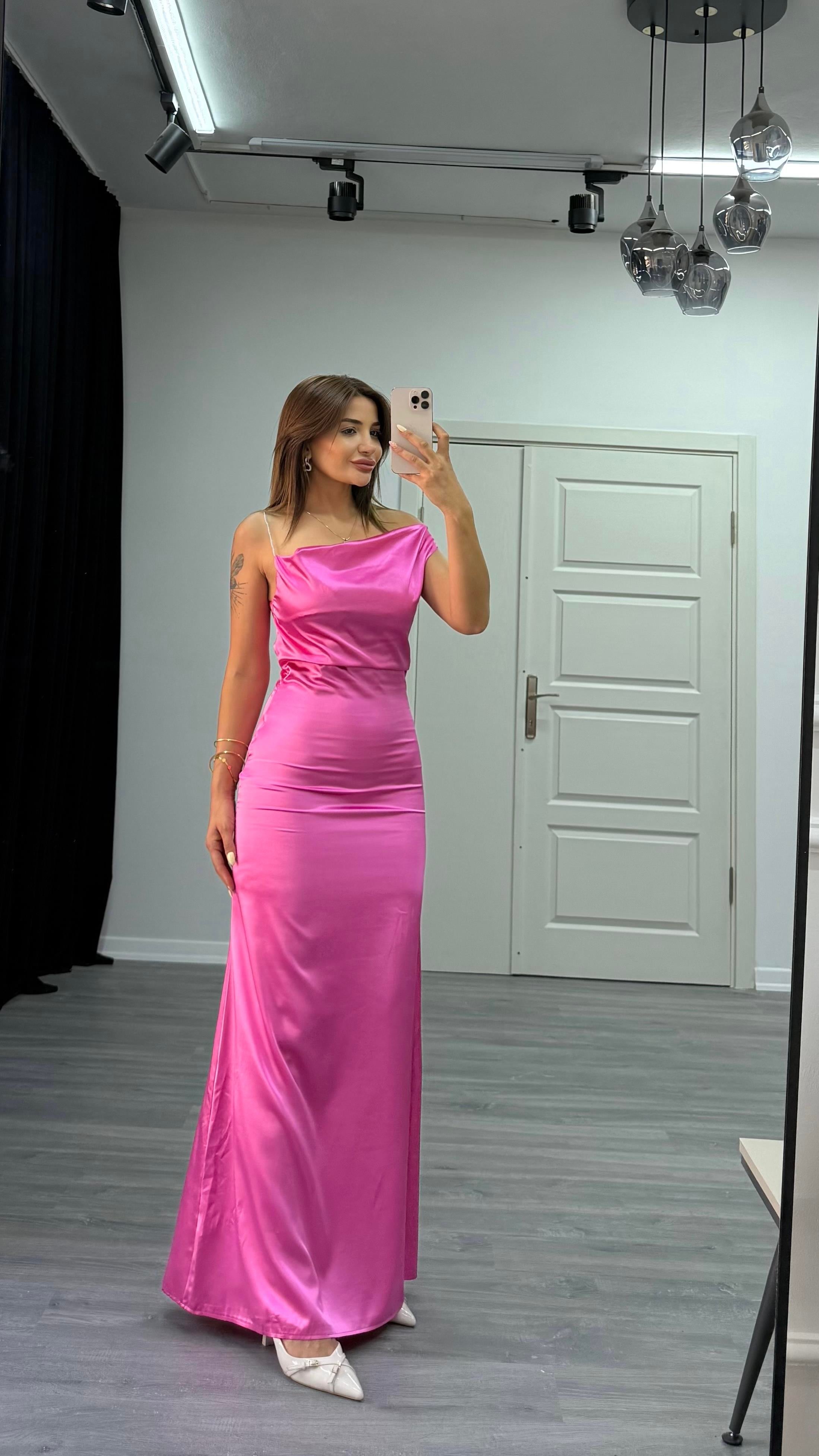 Zincir askılı asimetrik askılı Saten elbise- pembe 
