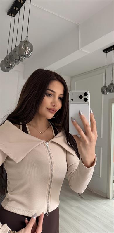 Bej Kayık Yaka Fermuarlı Esnek Bluz