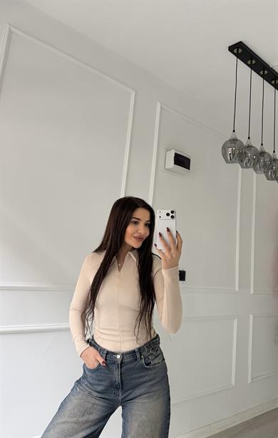 Bej Polo Yaka Yarım Fermuarlı Esnek Bluz