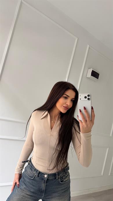Bej Polo Yaka Yarım Fermuarlı Esnek Bluz