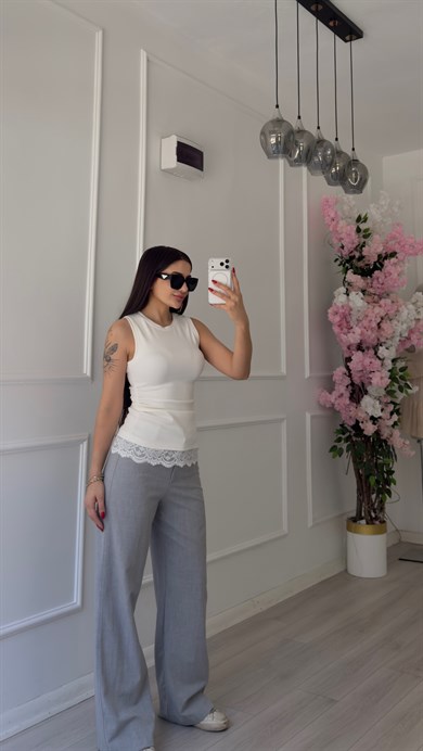 Beyaz Dantel Detaylı Yandan Büzmeli Uzun Bluz