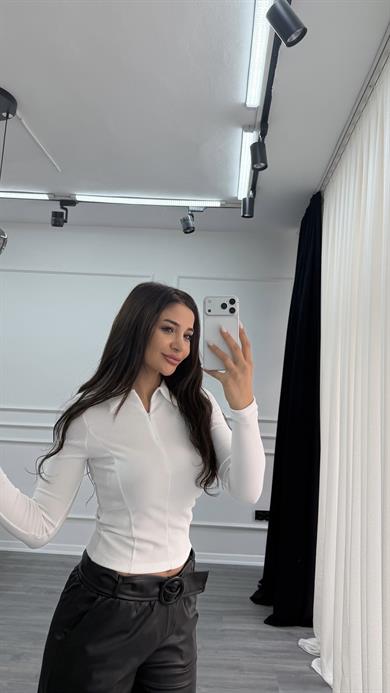 Beyaz Polo Yaka Yarım Fermuarlı Esnek Bluz
