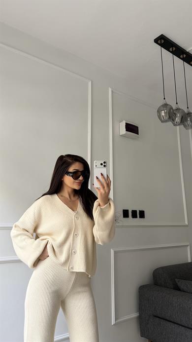Ekru Düğme Detaylı Örme Takım