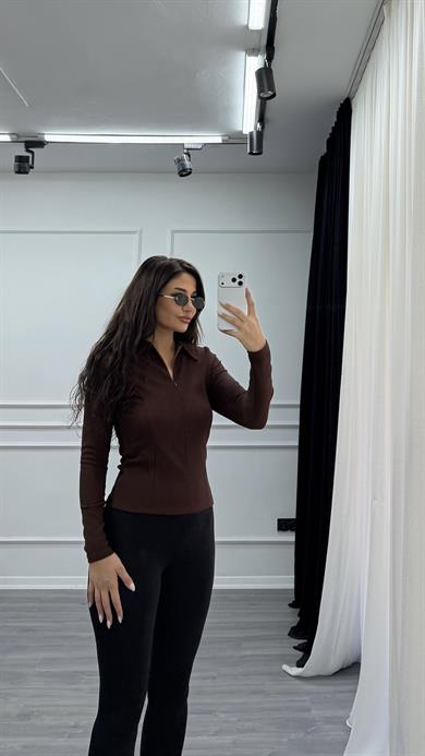 Kahverengi Polo Yaka Yarım Fermuarlı Esnek Bluz