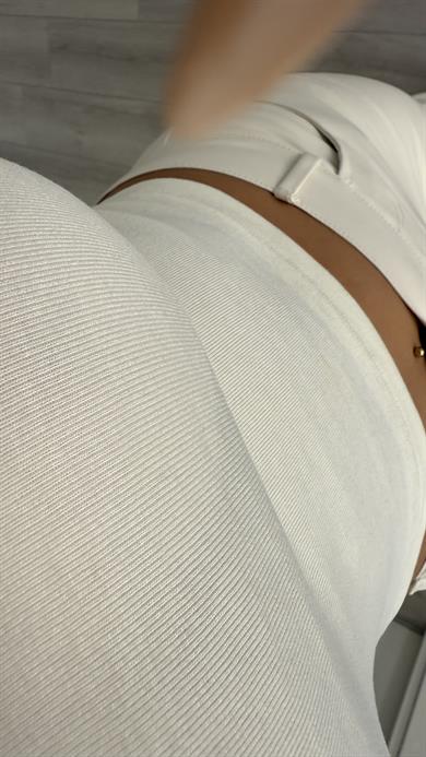 Kırık Beyaz Uzun Kollu Parmak Geçmeli Crop Esnek Kumaş