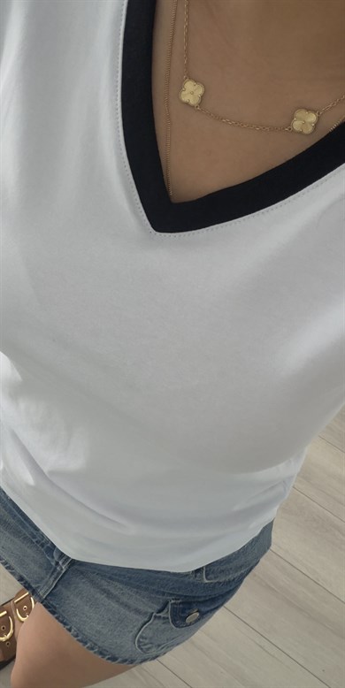 Kontrast Biyeli Beyaz V Yaka Tişört