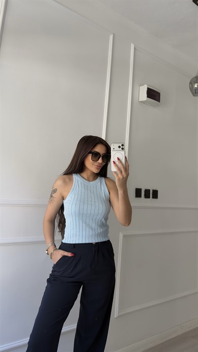 Mavi Taş Detaylı Sıfır Kol Bluz