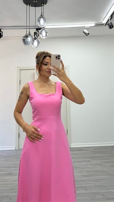 Pembe Kare Yaka Uzun Elbise