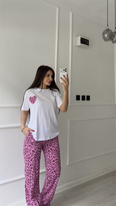 Pembe Leopar Desenli Pantolon Ve Kalpli Tişört Takım