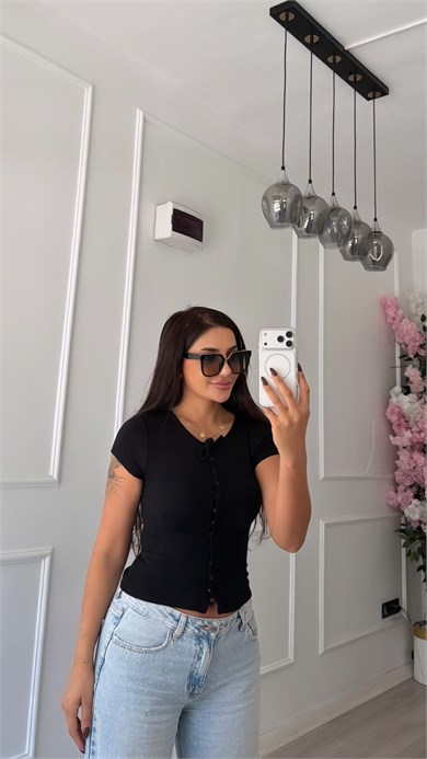 Siyah Çıtçıtlılı Bağcıklı Kısa Kollu Bluz