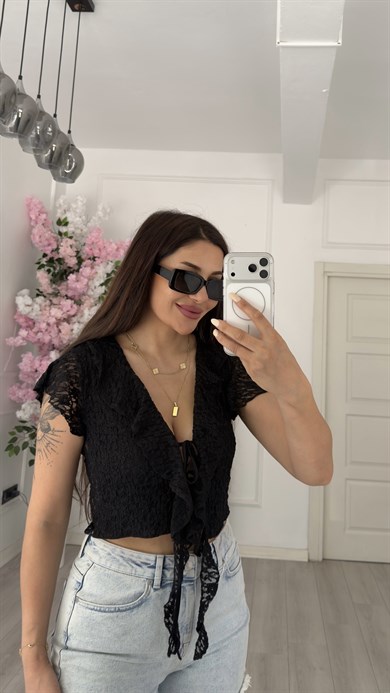 Siyah Fırfır Detaylı Bağcıklı V Yaka Dantel Crop Bluz