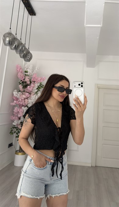 Siyah Fırfır Detaylı Bağcıklı V Yaka Dantel Crop Bluz