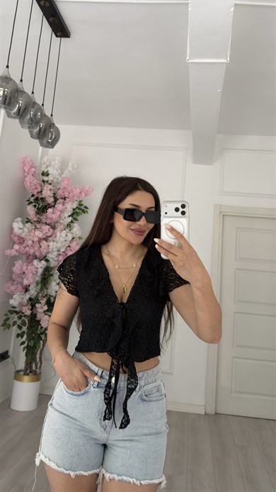 Siyah Fırfır Detaylı Bağcıklı V Yaka Dantel Crop Bluz